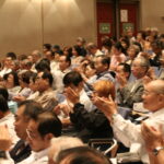 熱心に拍手する参加者