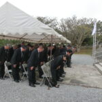 祈りを込める参列者