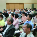 熱心に聞き入る参加者