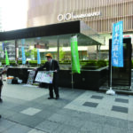 チラシ配布しながら署名協力を呼びかける