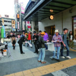 署名する通行人