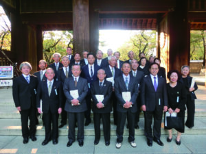 靖国神社神門前で