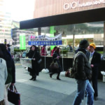 高島屋前はスタッフで埋まった