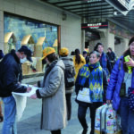 署名する通行人